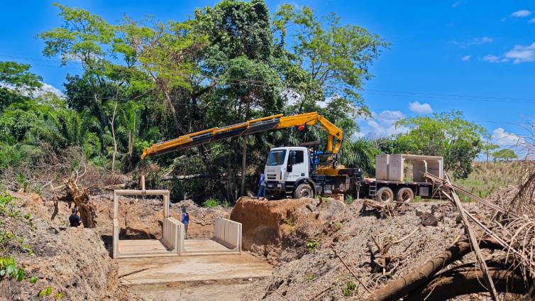 Prefeitura substitui ponte de madeira por aduelas de concreto no Primeiro Linhão em Nova Cáceres