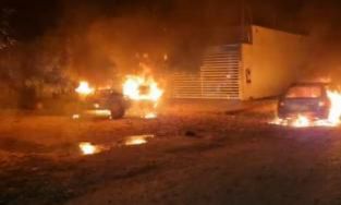 Três carros são queimados na porta da casa de homem assassinado em Cáceres