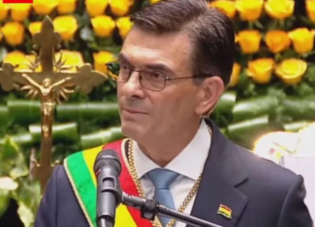 Rodrigo Paz Pereira assume presidência da Bolívia