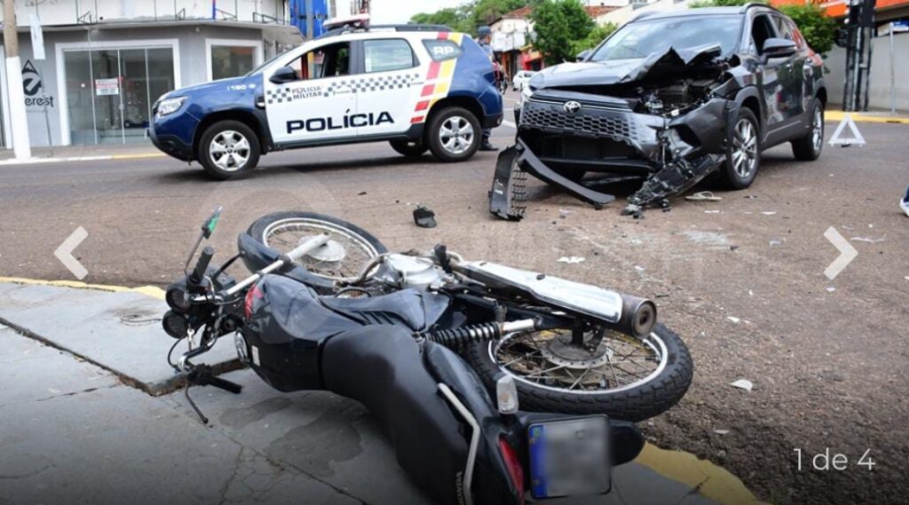 Acidente grave: motociclista é intubado após colisão no centro