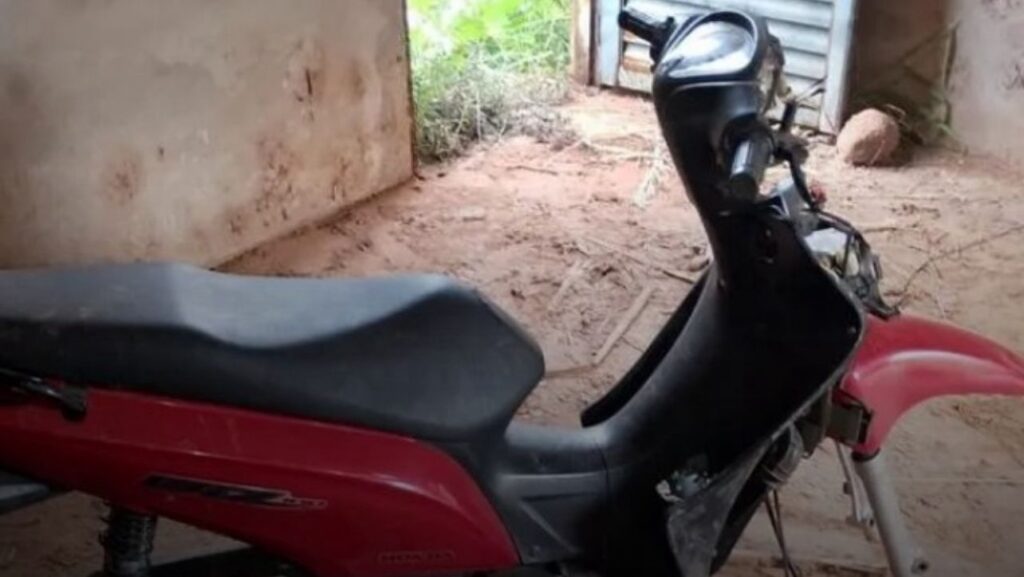 Homem é preso dormindo em casa abandonada com motocicleta furtada