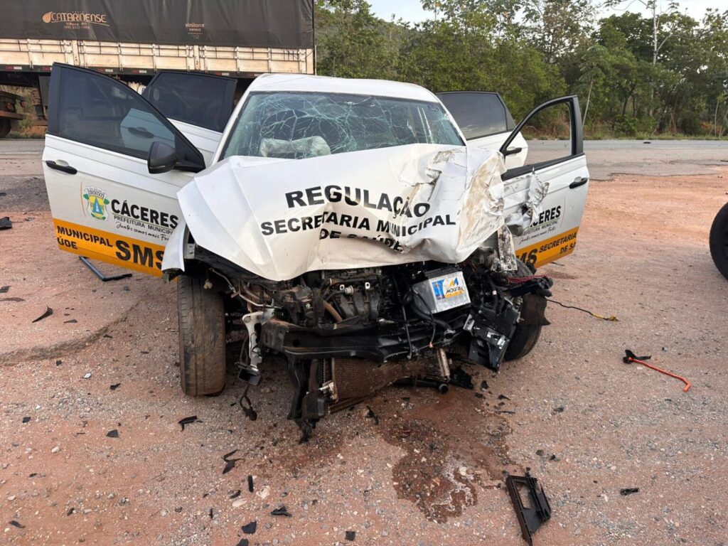 Veículo da Saúde de Cáceres colide com carreta na BR-070; três feridos
