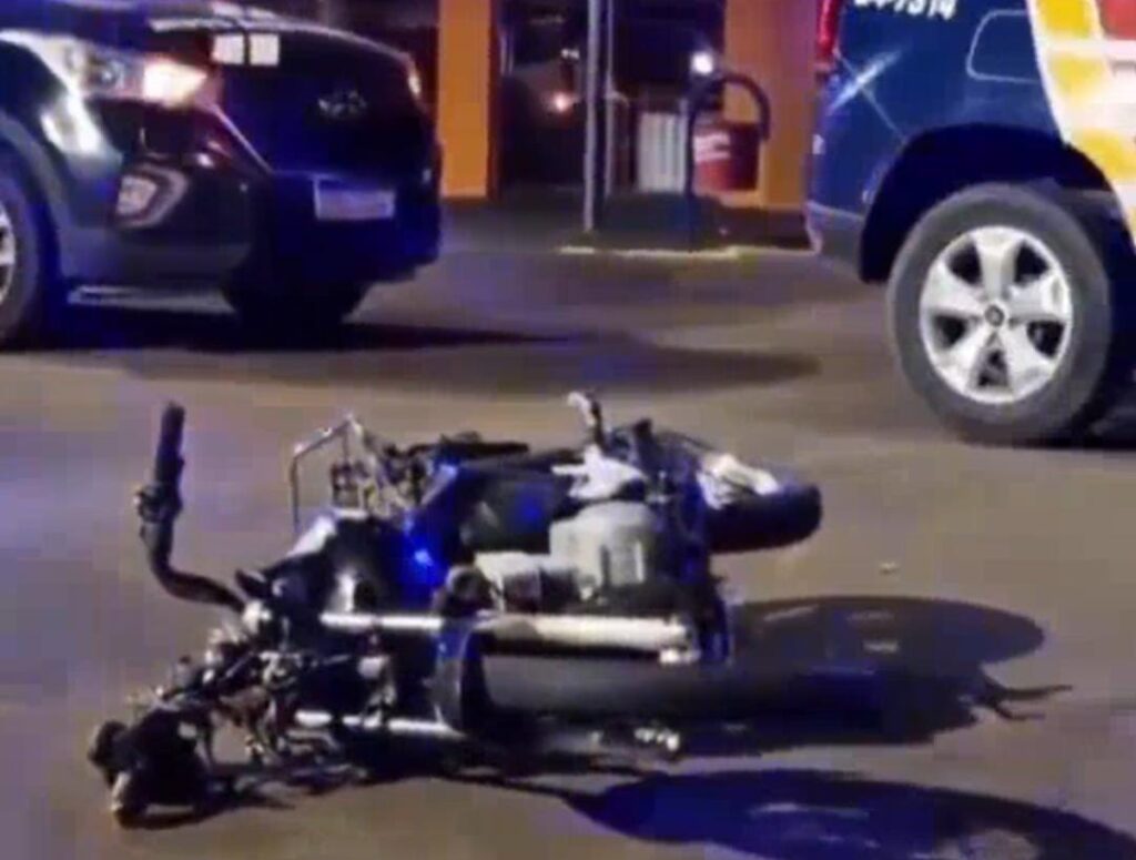 Motociclista avança sinal e causa acidente com feridos