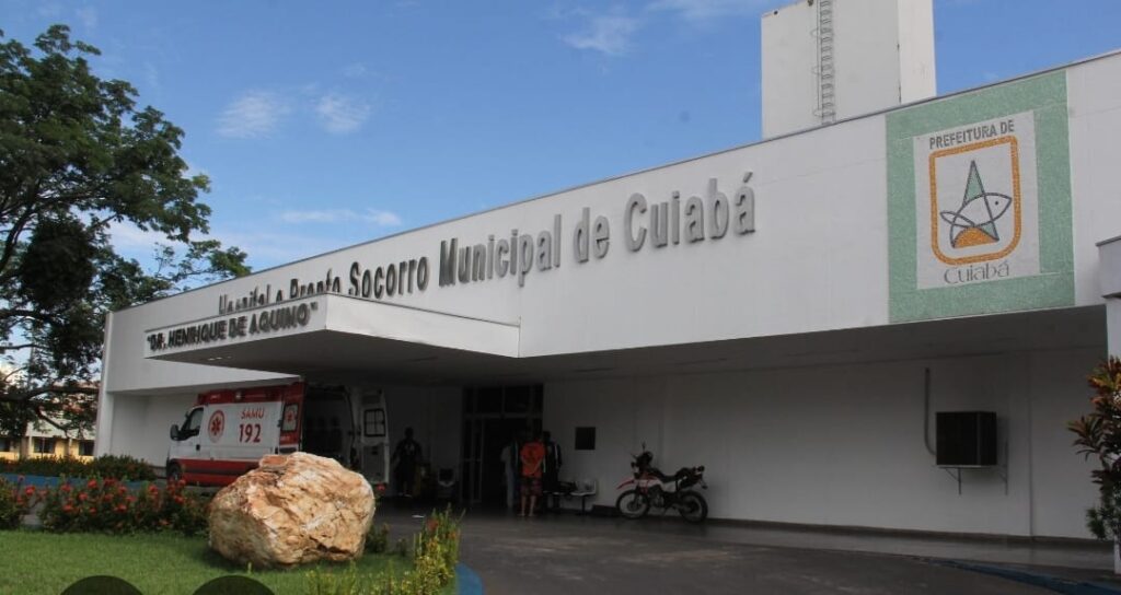 Casal é flagrado em ato íntimo em frente a hospital em Cuiabá