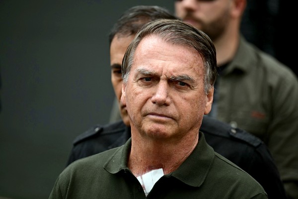 Carlos Bolsonaro atualiza estado de saúde do pai: soluços e vômitos