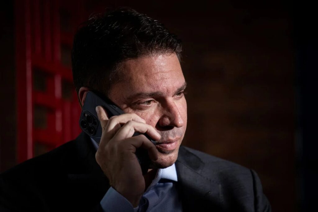 STF confirma condenação de deputado e o declara foragido