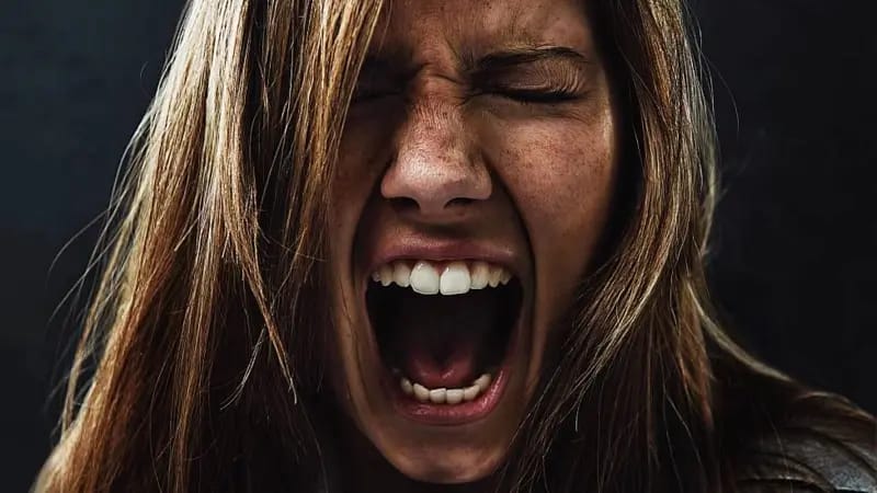 Mulher ataca comércio e residência após fim de relacionamento