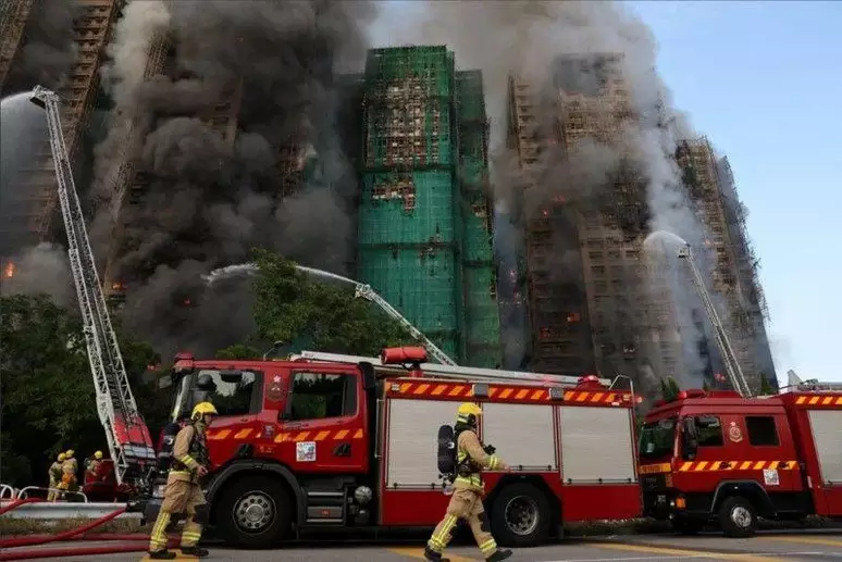 Incêndio em condomínio deixa mortos e desaparecidos em Tai Po