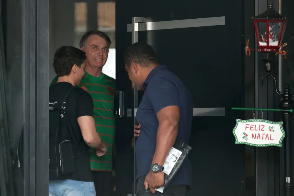 Moraes intima defesa de Bolsonaro sobre uso de celular por Nikolas Ferreira