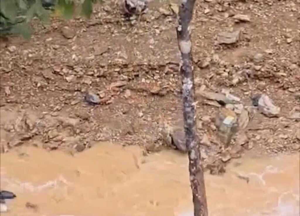 Aterro em Padre Bernardo: novo deslizamento contamina córrego