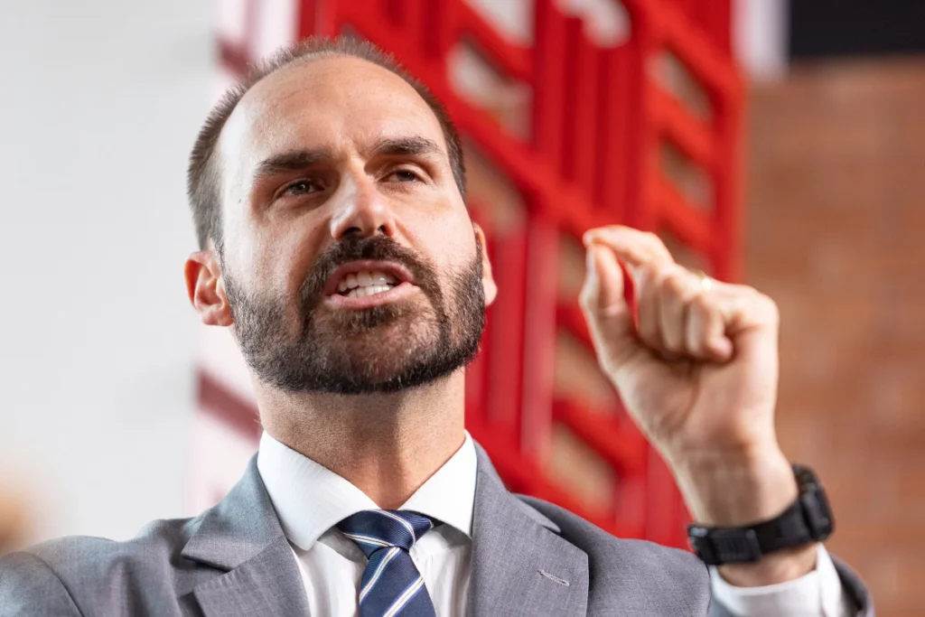Eduardo Bolsonaro defende Flávio após críticas de Michelle