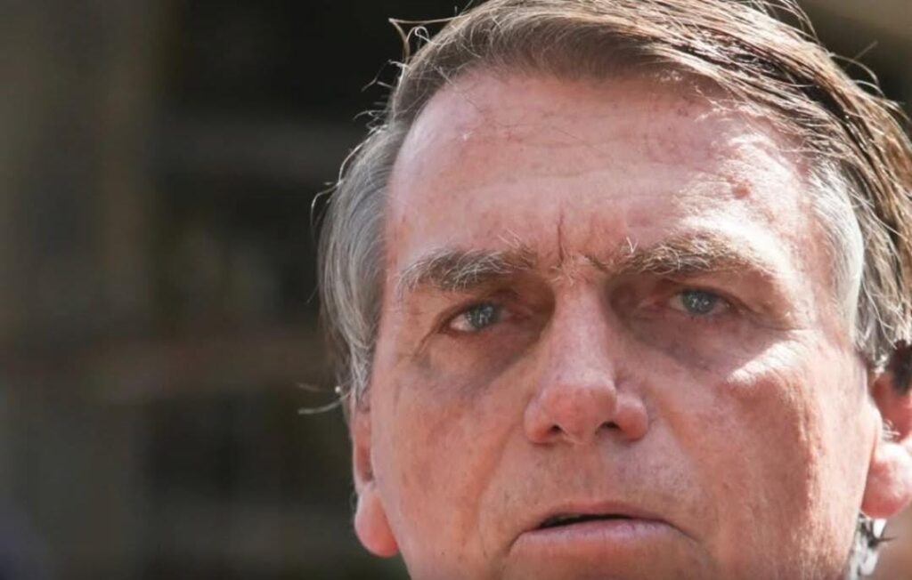 Filhos de Bolsonaro comparam prisão do pai à de Lula