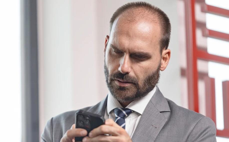 Eduardo Bolsonaro: ausência prolongada pode levar à perda de mandato