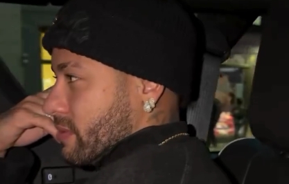Neymar usa balaclava em passeio discreto por Nova York