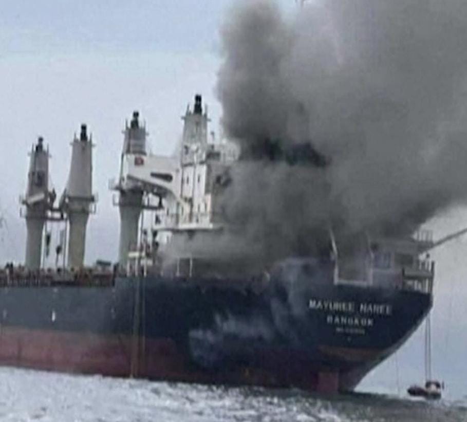 Navio cargueiro britânico é atingido por projétil no Estreito de Ormuz