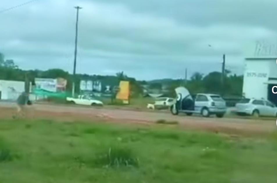 Carro sem motorista atravessa rodovia em Mato Grosso