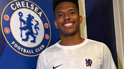 estêvão brilha no futebol europeu e inspira jovens em cáceres