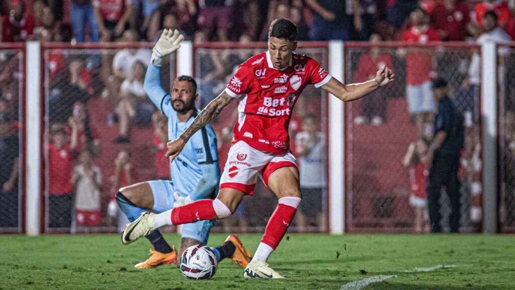 Jovem talento do futebol brilha em clássico e inspira a base no Pantanal