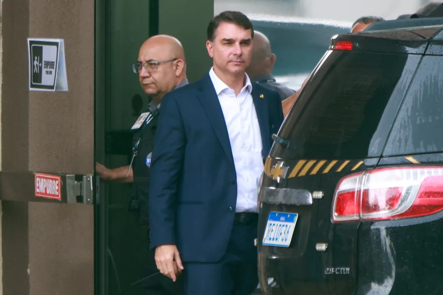 Flávio Bolsonaro Assume Defesa do Pai e Movimenta Bastidores da Política Nacional