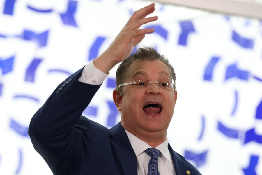 Decisão Judicial Sobre Visita Internacional Gera Repercussão no Cenário Político