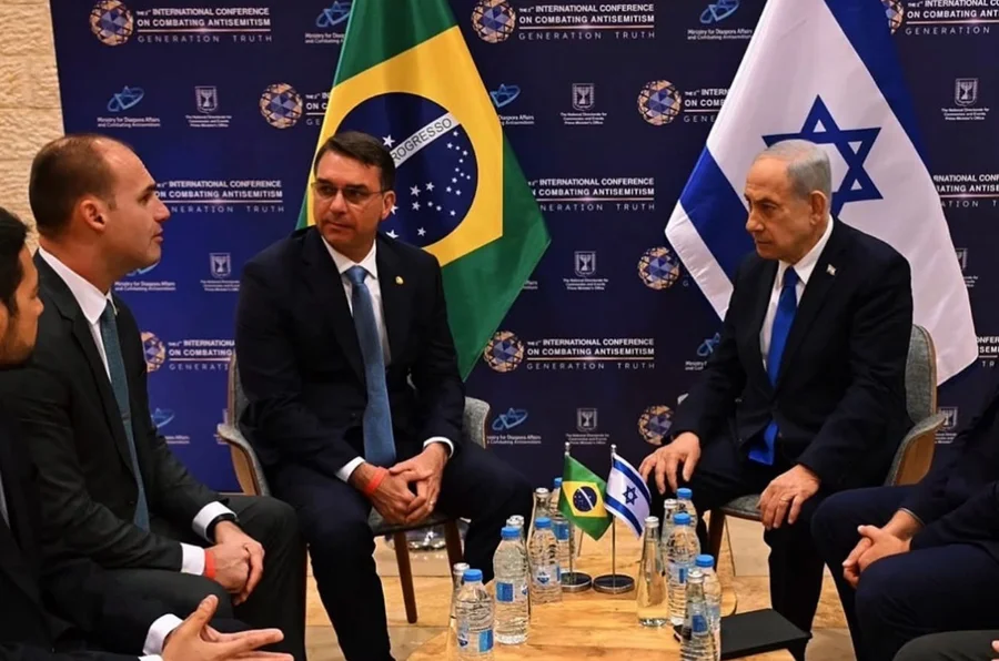 Gastos de R$ 209 Mil em Viagem de Flávio Bolsonaro Geram Debate Sobre Uso de Verbas