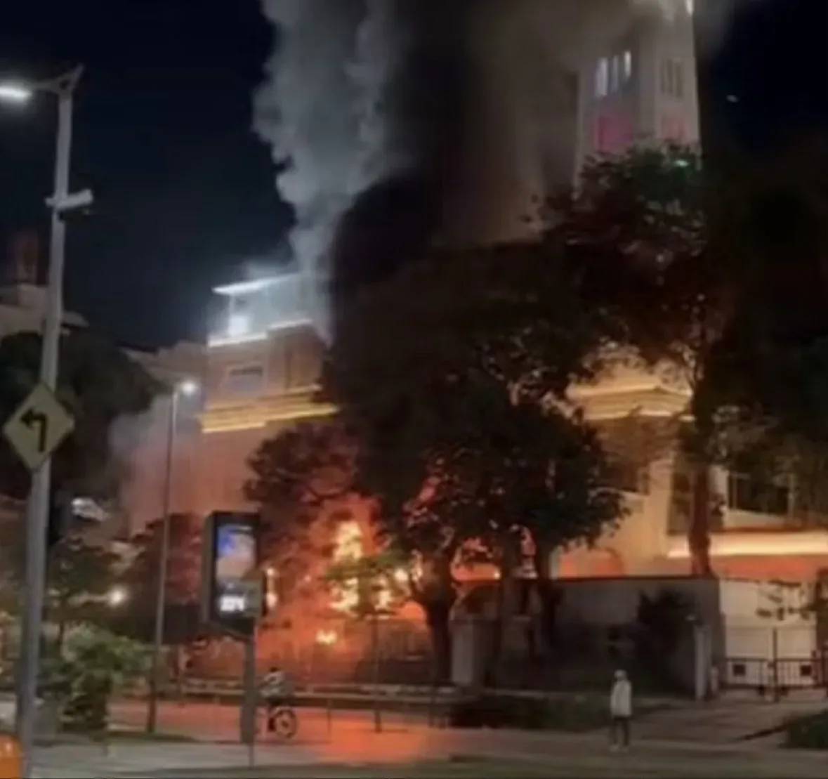 Grave incêndio atinge edifício Touring, palco do Rio F… e repercute entre morado em destaque