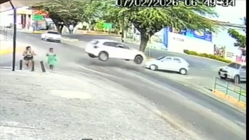 Motorista perde controle, carro “voa” e quase atinge p… e repercute entre morado em destaque