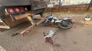 Mulher de moto bate em carreta parada e fica em estado… e repercute entre morado em destaque