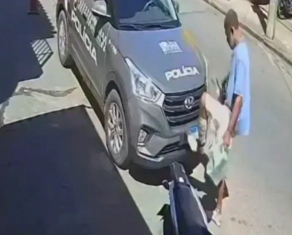 Homem é flagrado danificando viatura da força tática e foge após… e mobiliza a c em destaque