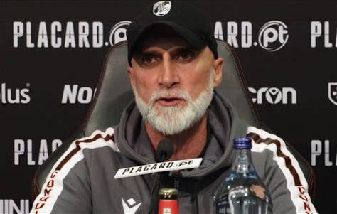 Técnico que ficou quatro jogos e levou 6 do Flamengo e repercute entre torcedore em destaque