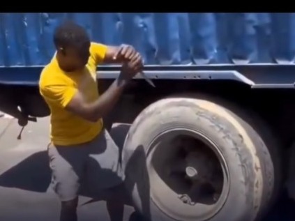 Homem é arremessado após pneu de caminhão explodir durante ataque com faca em destaque