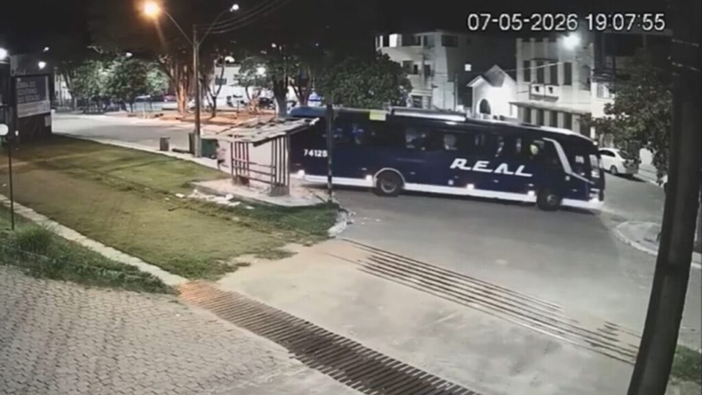 Criança escapa por pouco após ônibus atingir calçada e repercute entre moradores em destaque