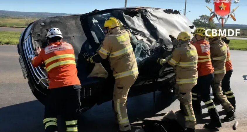 Colisão violenta entre dois carros deixa veículo tombado no meio da pista após f em destaque