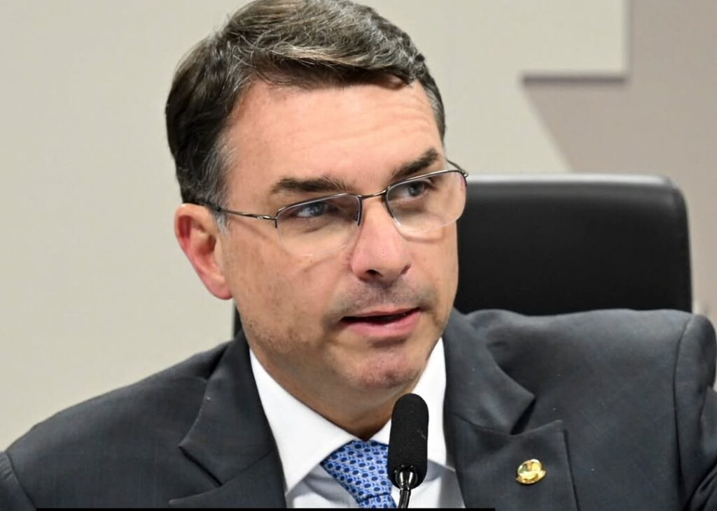 Flávio Bolsonaro apoio privado filme Banco Master em destaque