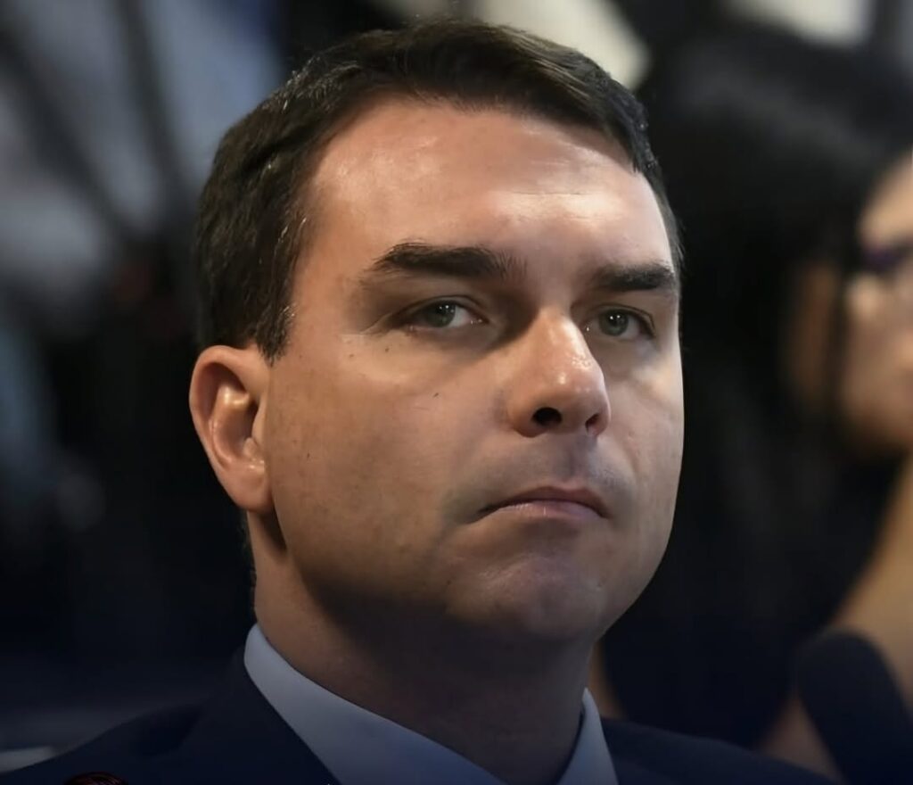 mudanças na pré-campanha de Flávio Bolsonaro e impacto regional em destaque