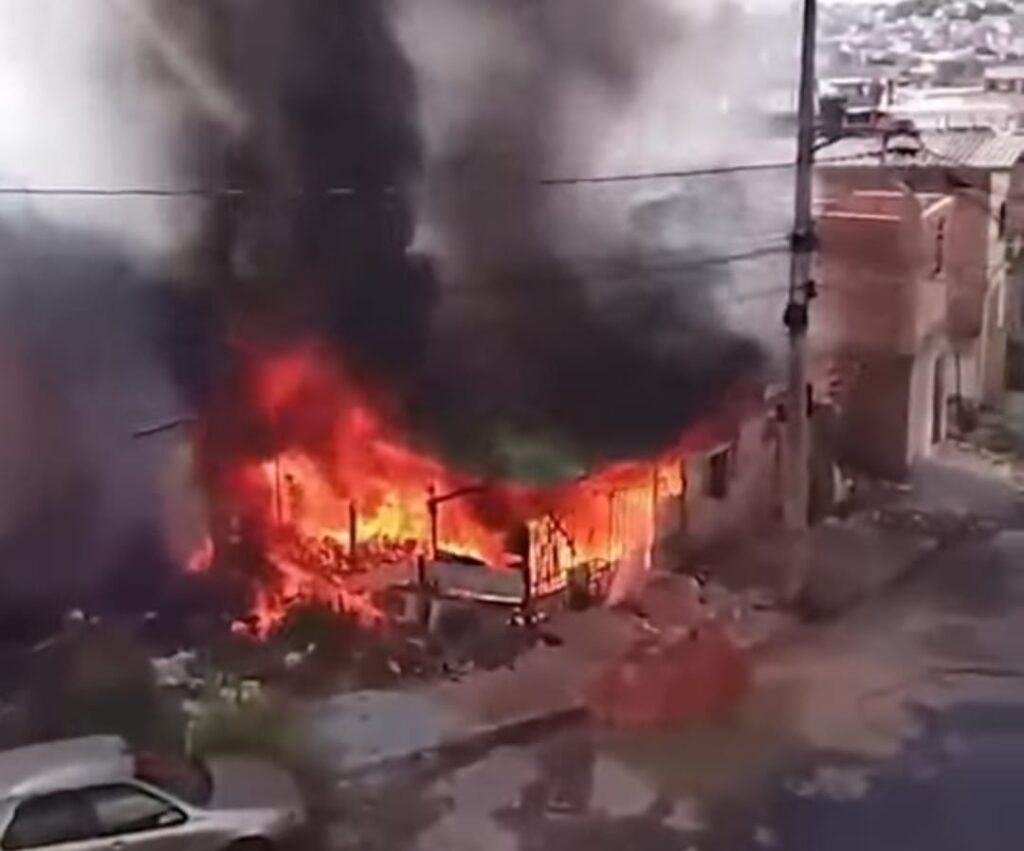 incêndio barracão bairro Colorado comunidade Contagem em destaque