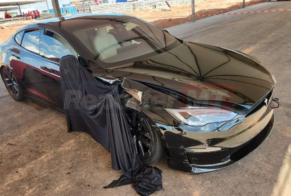 acidente Ferrari Tesla Cuiabá interior em destaque