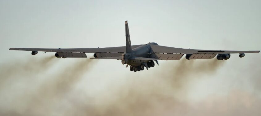 queda bombardeiro B-52 comunidade militar em destaque